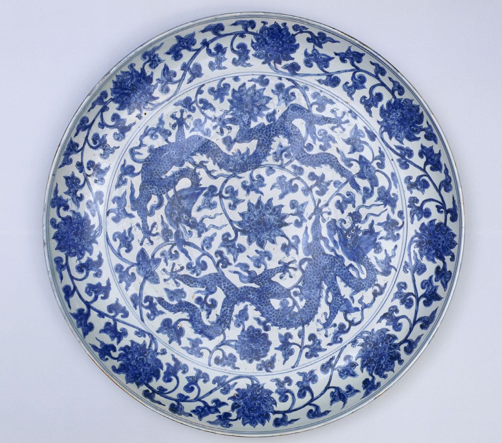 图片[2]-Blue and white dragons wear large plates with tangled branches and lotus patterns-China Archive